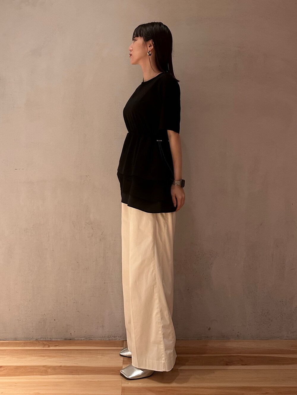 ブラック系のTシャツ/カットソー、ホワイト系のその他パンツ、シルバー系のパンプスを着用したレディースの夏コーディネートの5枚目の写真