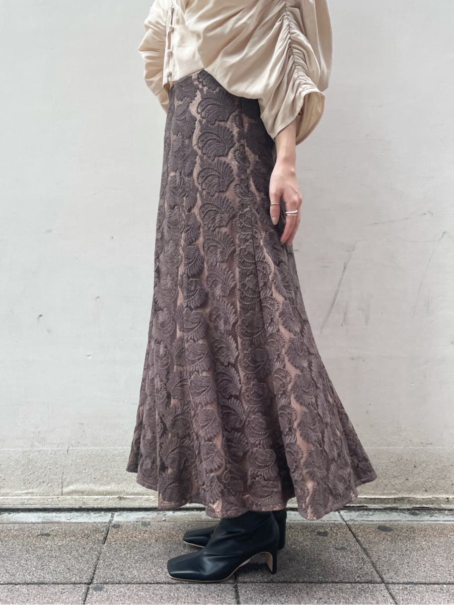 ブラック系のその他シューズ、ブラウン系のスカート、ホワイト系のニット/セーターを着用したレディースの秋コーディネートの7枚目の写真