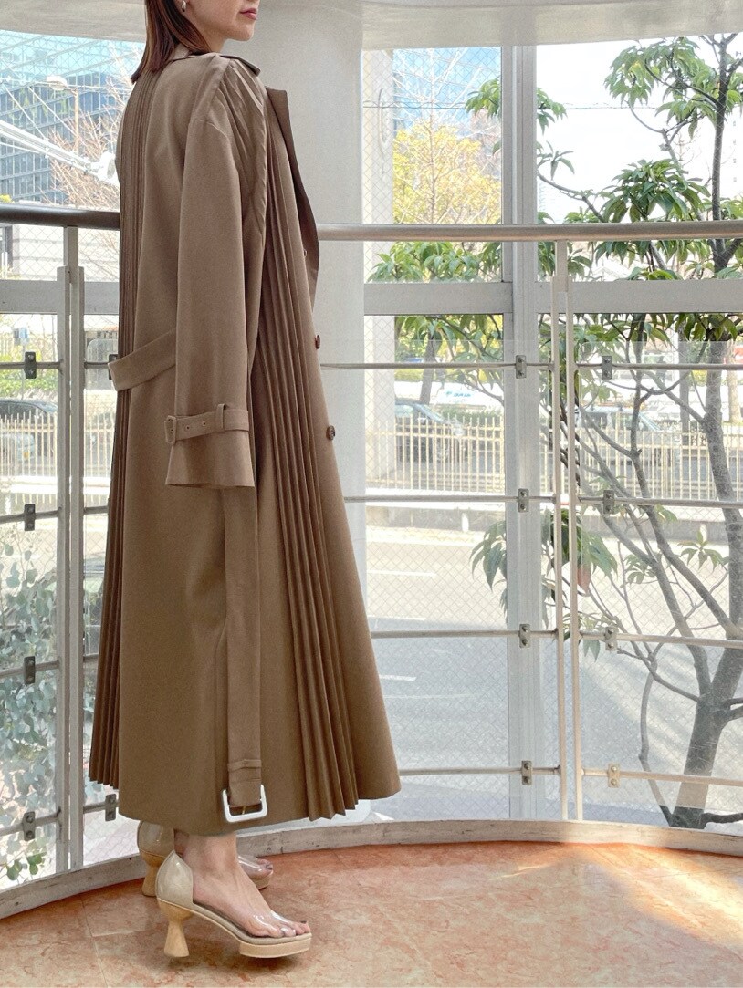 グリーン系のスカート、その他のパンプス、ベージュ系のその他アウターを着用したレディースの春コーディネートの8枚目の写真