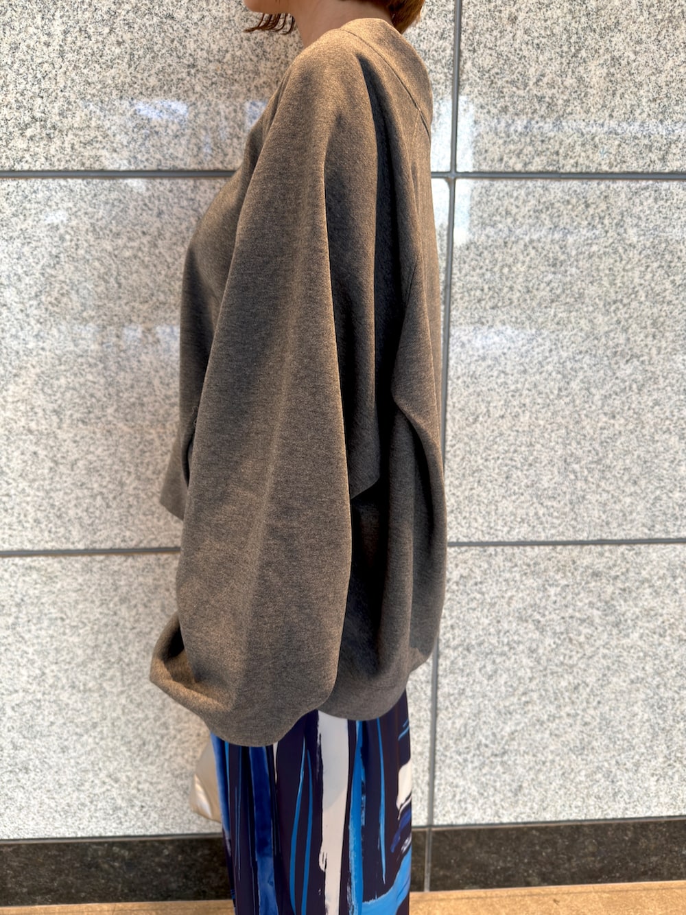 グレー系のTシャツ/カットソー、シルバー系のハンドバッグ、ブルー系のその他パンツを着用したレディースの冬コーディネートの7枚目の写真