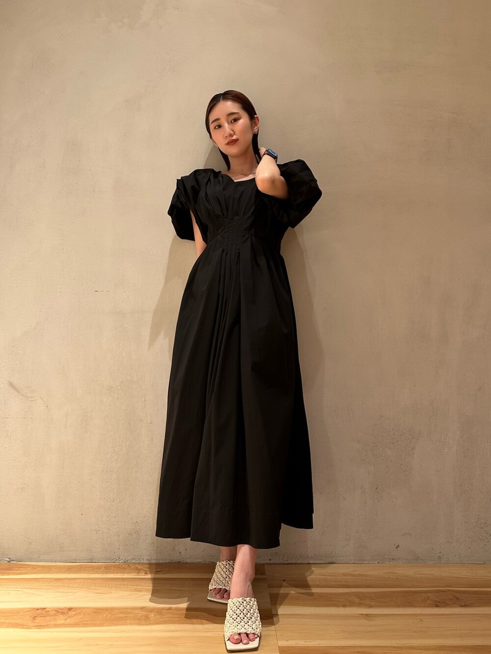 ブラック系のワンピースを着用したレディースの春コーディネートの3枚目の写真