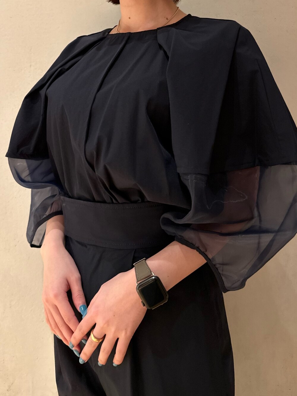 ブルー系のシャツ/ブラウス、ブルー系のその他パンツ、ホワイト系のスニーカーを着用したレディースの春コーディネートの5枚目の写真