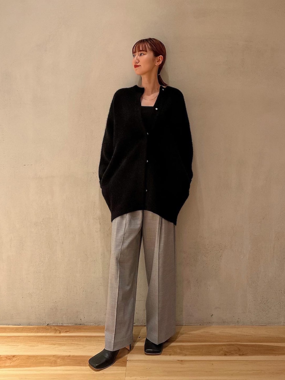 ブラック系のブーツ、ブラック系のノーカラージャケット、グレー系のその他パンツを着用したレディースの秋コーディネートの2枚目の写真