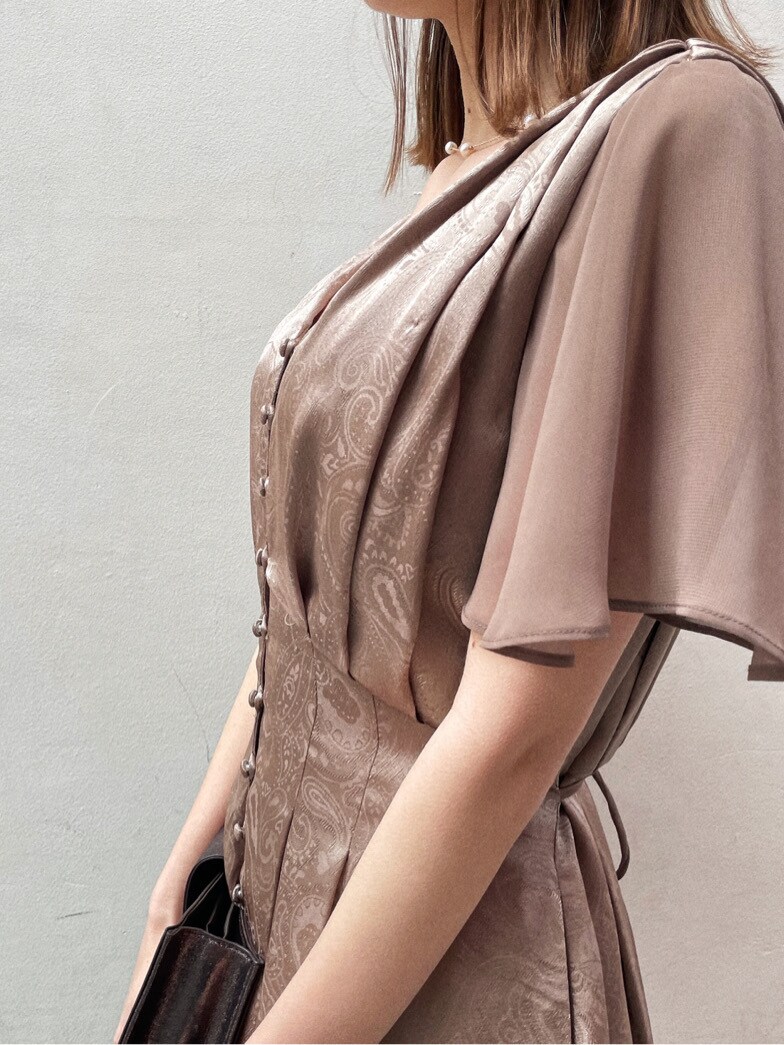 ベージュ系のパンツドレス、その他のハンドバッグ、ベージュ系のテーラードジャケットを着用したレディースの春コーディネートの4枚目の写真