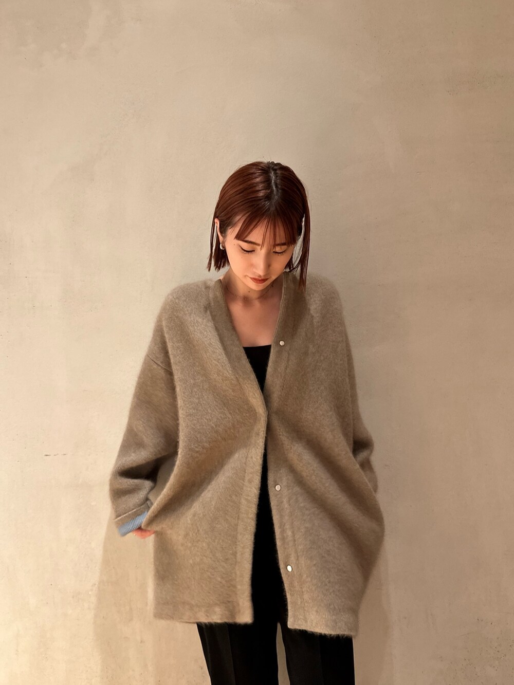 ベージュ系のノーカラージャケット、ブラック系のその他パンツ、シルバー系のピアス（両耳用）を着用したレディースの秋コーディネートの4枚目の写真