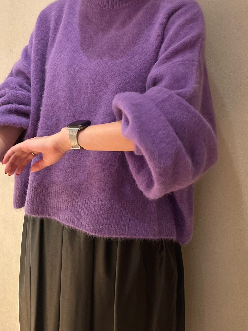 ブラック系のブーツ、ブラック系のジャンパースカート、パープル系のニット/セーターを着用したレディースの秋コーディネートの6枚目の写真