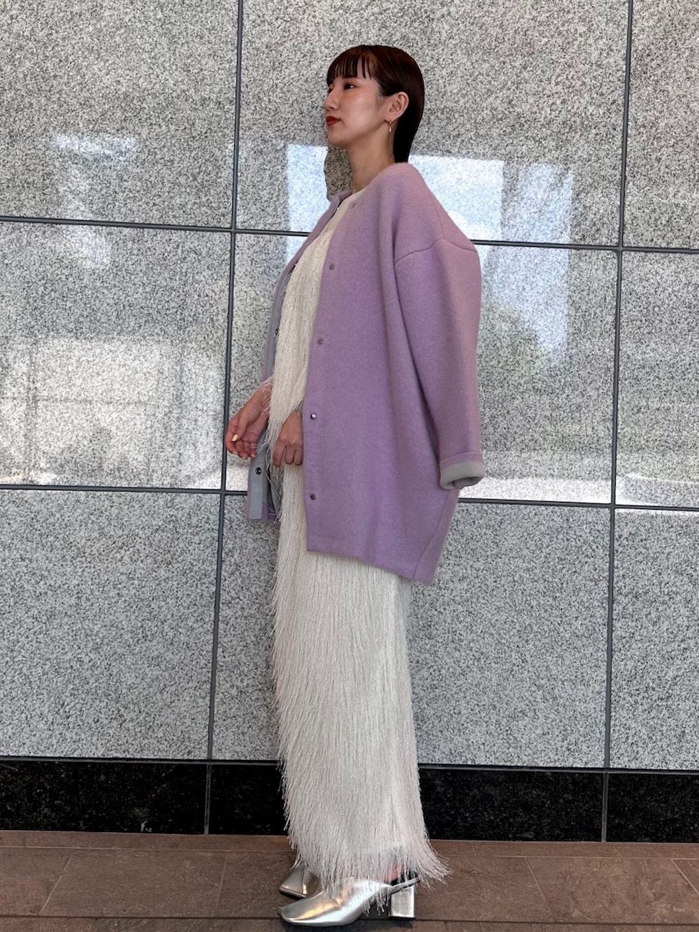 ホワイト系のスカート、ホワイト系のその他トップス、パープル系のカーディガン/ボレロを着用したレディースの夏コーディネートの4枚目の写真