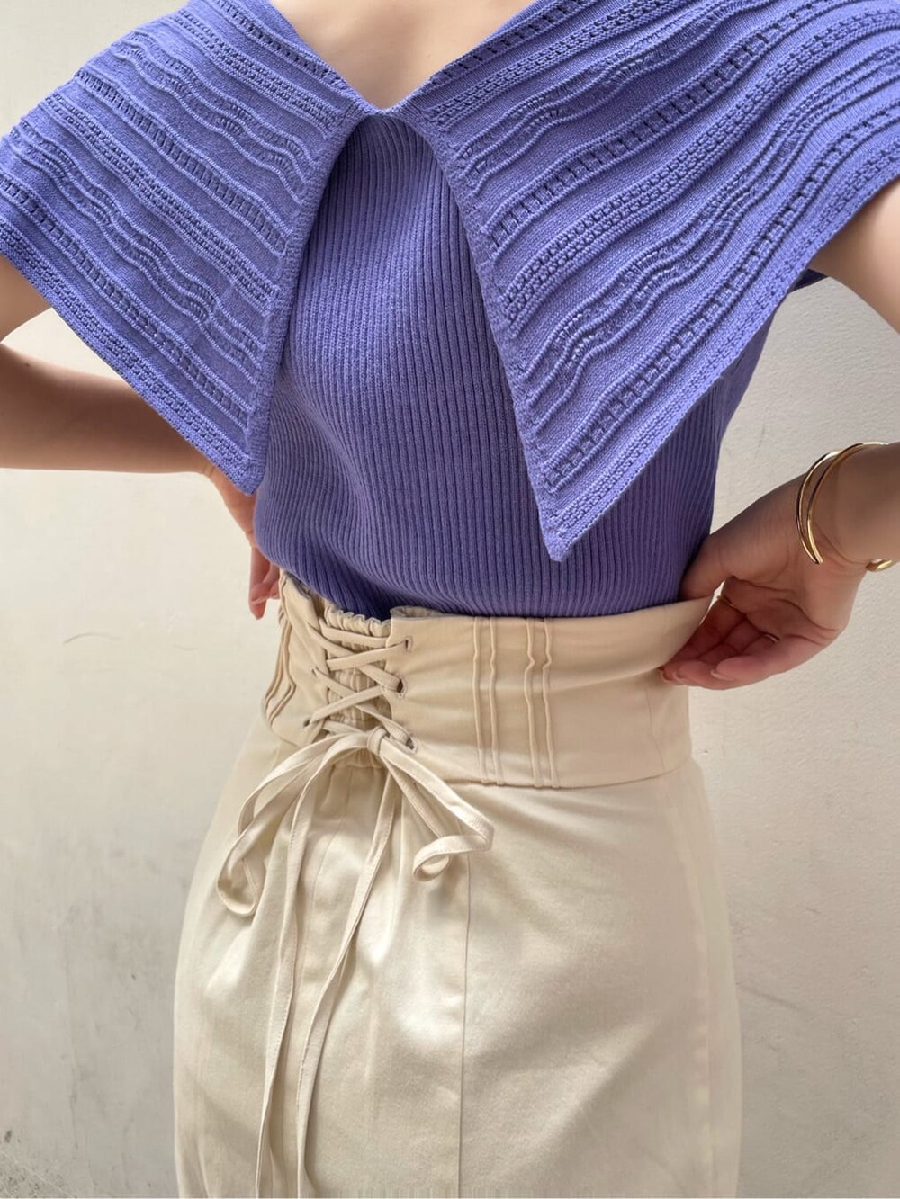 ホワイト系のスカート、その他のパンプス、パープル系のニット/セーターを着用したレディースの春コーディネートの7枚目の写真