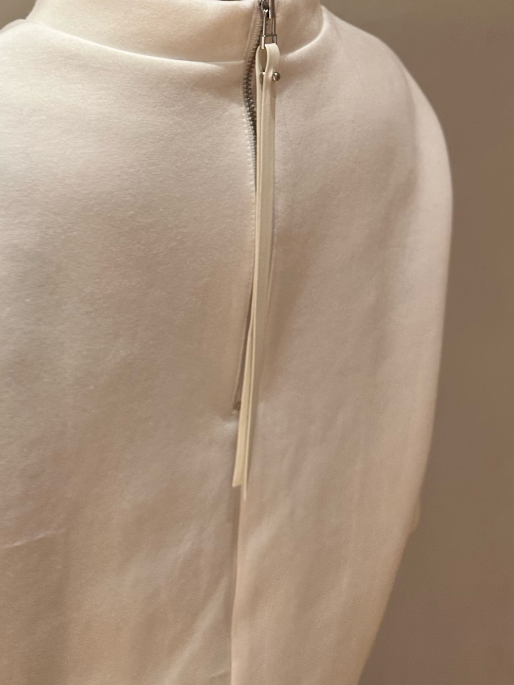 ホワイト系のTシャツ/カットソー、ブラック系のスカート、ブラック系のスニーカーを着用したレディースの冬コーディネートの6枚目の写真