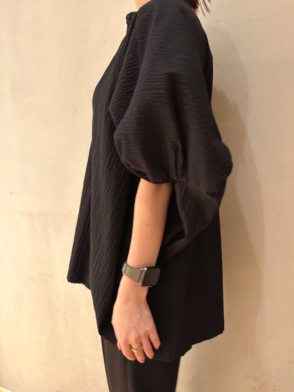 ブラック系のその他パンツ、ブラック系のサンダル、ブラック系のシャツ/ブラウスを着用したレディースの春コーディネートの5枚目の写真