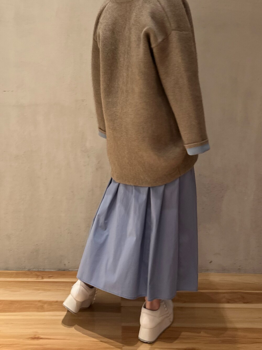 ブルー系のワンピース、ホワイト系のスニーカー、ベージュ系のノーカラージャケットを着用したレディースの夏コーディネートの6枚目の写真