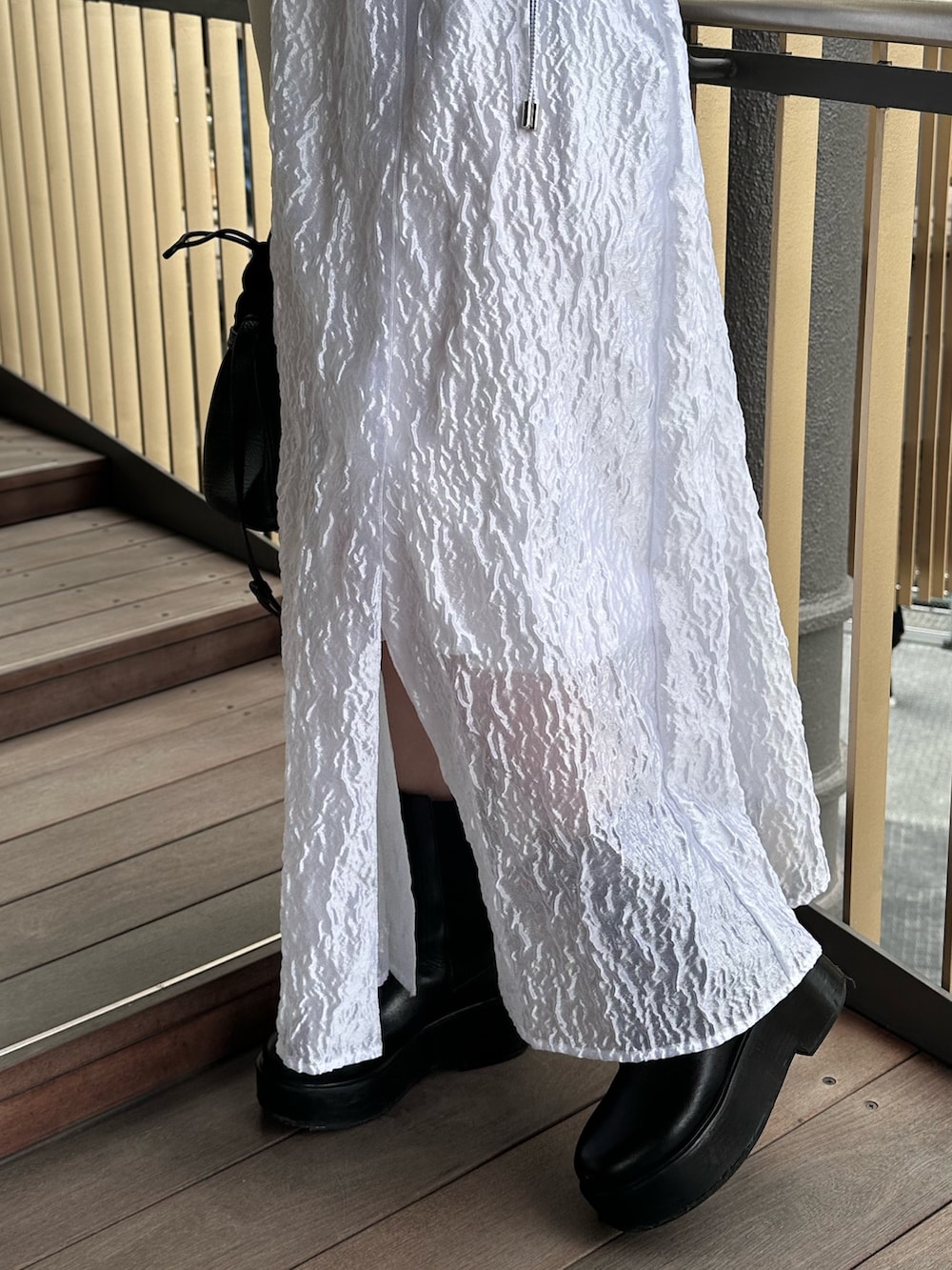 ホワイト系のワンピース、ホワイト系のスウェットを着用したレディースの秋コーディネートの9枚目の写真