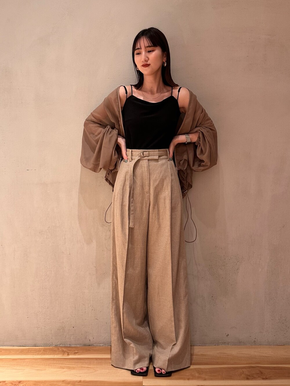 ベージュ系のその他パンツ、ベージュ系のノーカラージャケット、ブラック系のキャミソールを着用したレディースの春コーディネートの3枚目の写真