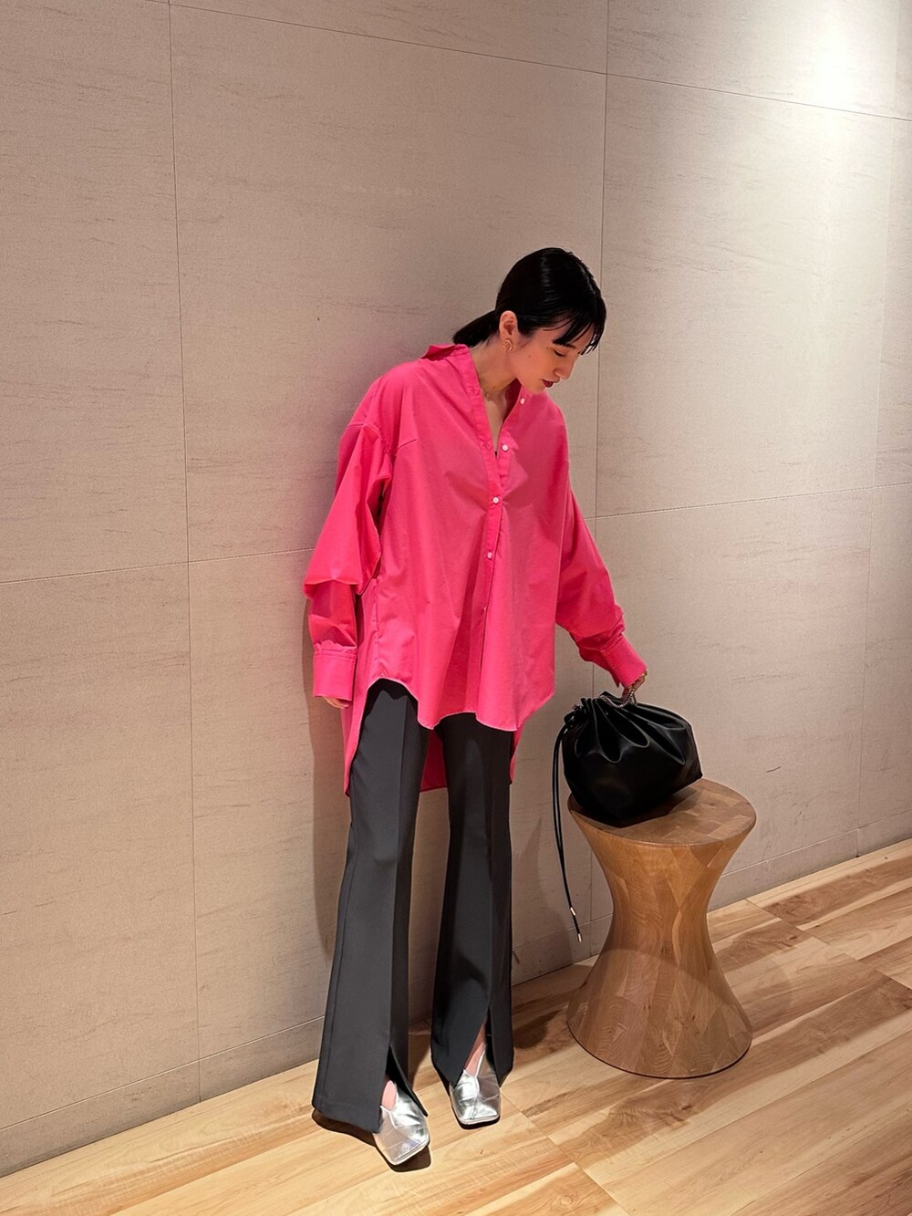 ピンク系のシャツ/ブラウス、シルバー系のパンプス、ブラック系のショルダーバッグを着用したレディースの春コーディネートの4枚目の写真