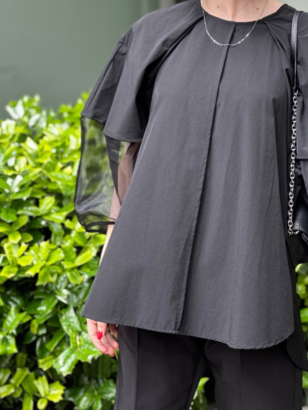 ブラック系のシャツ/ブラウス、ブラック系のその他パンツを着用したレディースの夏コーディネートの4枚目の写真