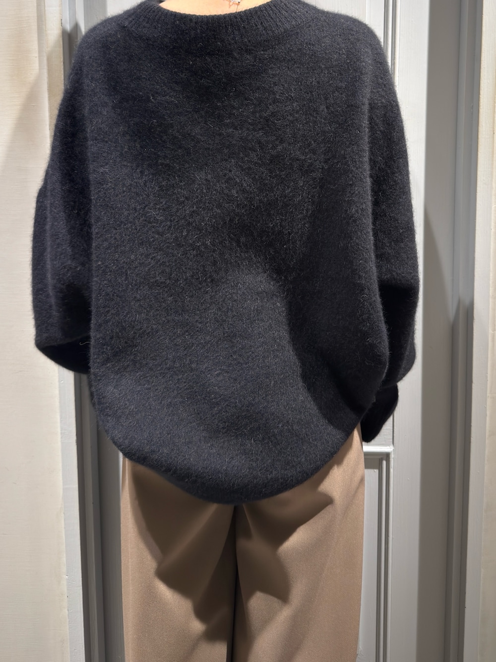 ブラック系のニット/セーター、ベージュ系のその他パンツ、その他のパンプスを着用したレディースの冬コーディネートの8枚目の写真