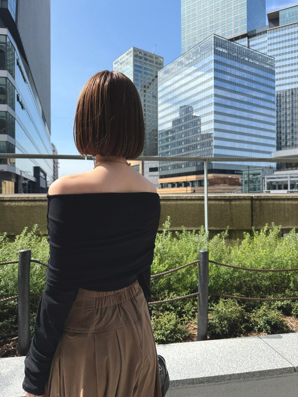 ブラック系のTシャツ/カットソー、ブラック系のサンダル、ブラウン系のその他パンツを着用したレディースの春コーディネートの4枚目の写真