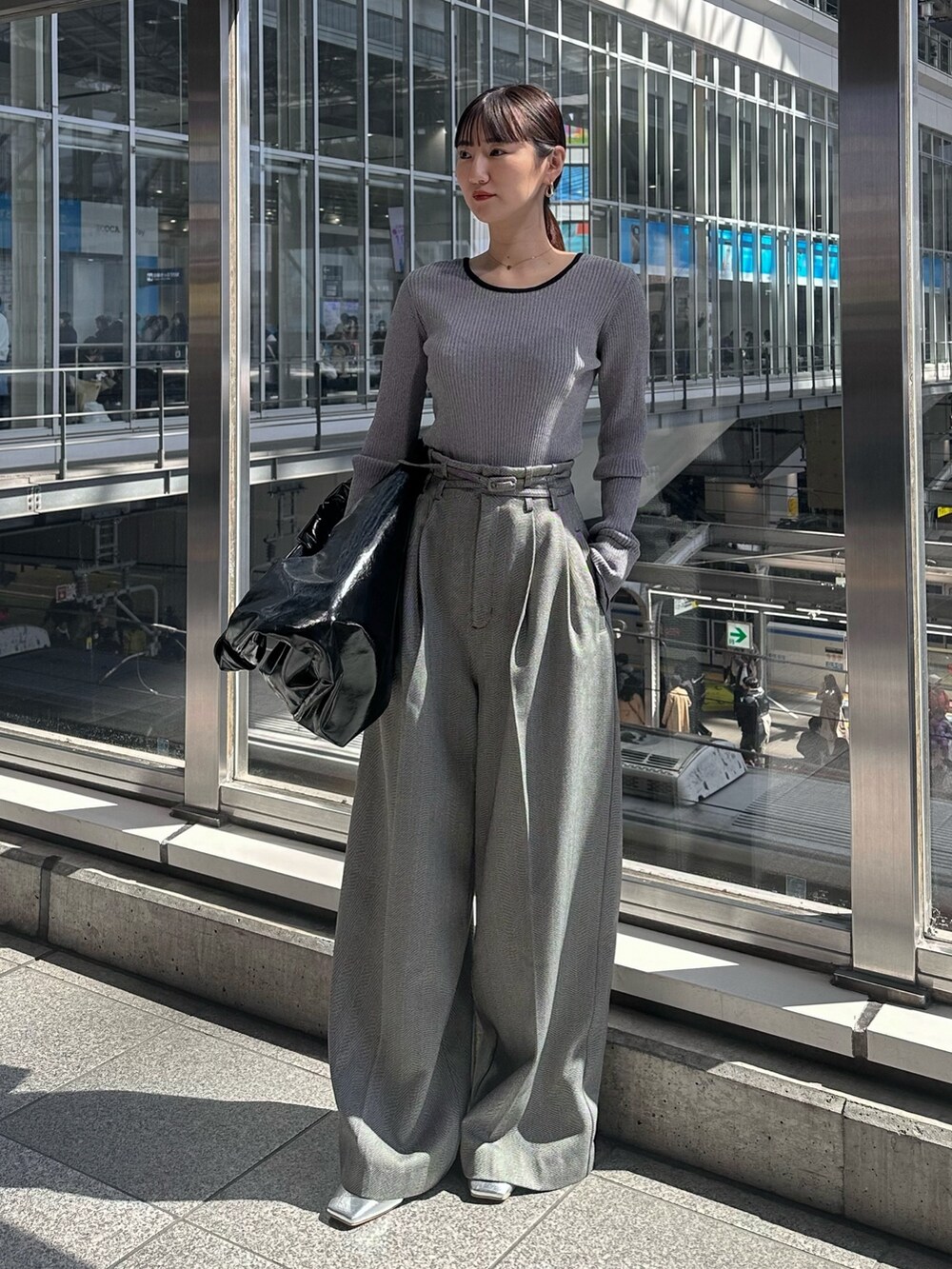 グレー系のニット/セーター、グレー系のその他パンツを着用したレディースの春コーディネートの2枚目の写真