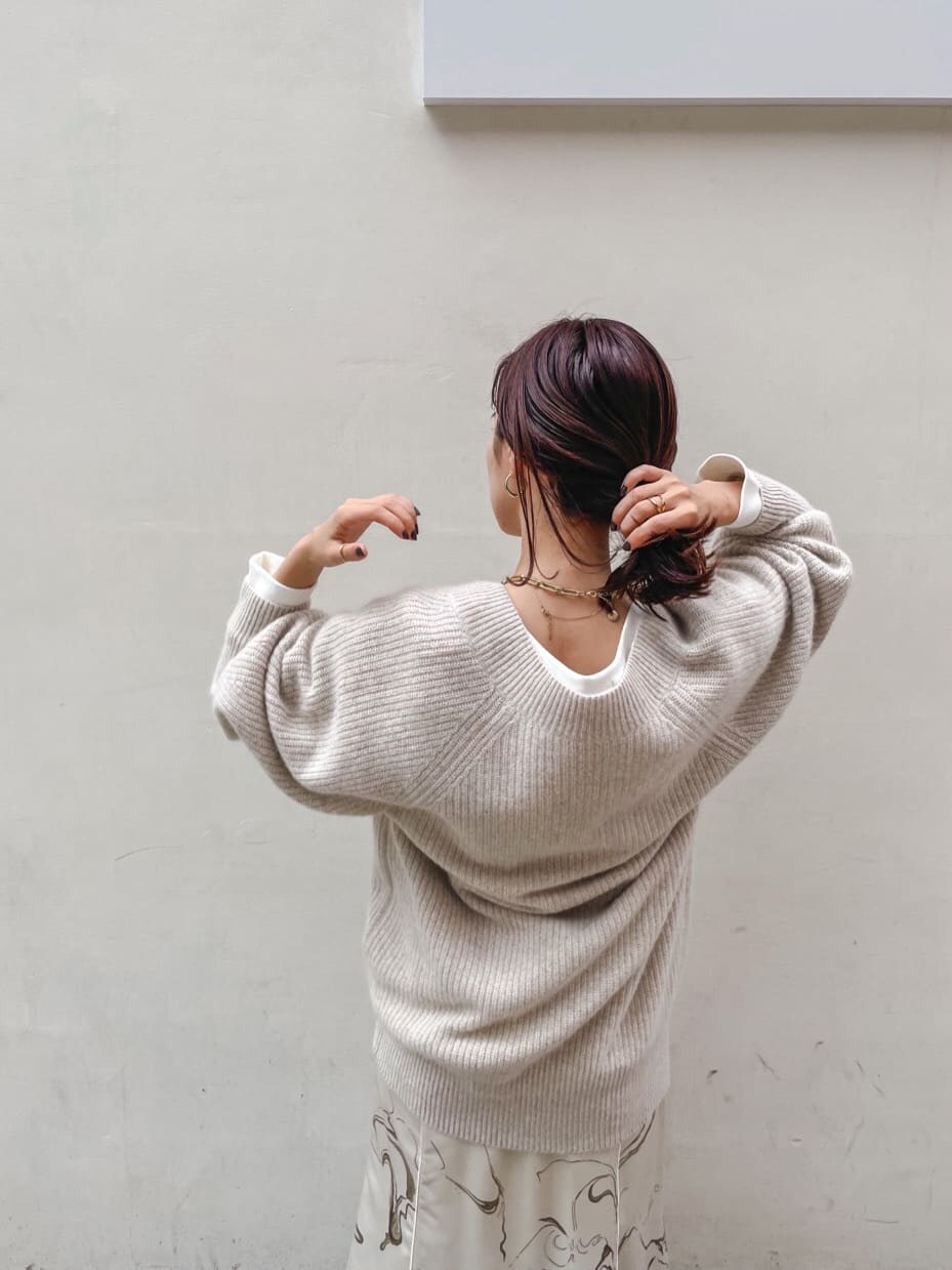 ホワイト系のスカート、ホワイト系のニット/セーター、ホワイト系のTシャツ/カットソーを着用したレディースの秋コーディネートの5枚目の写真