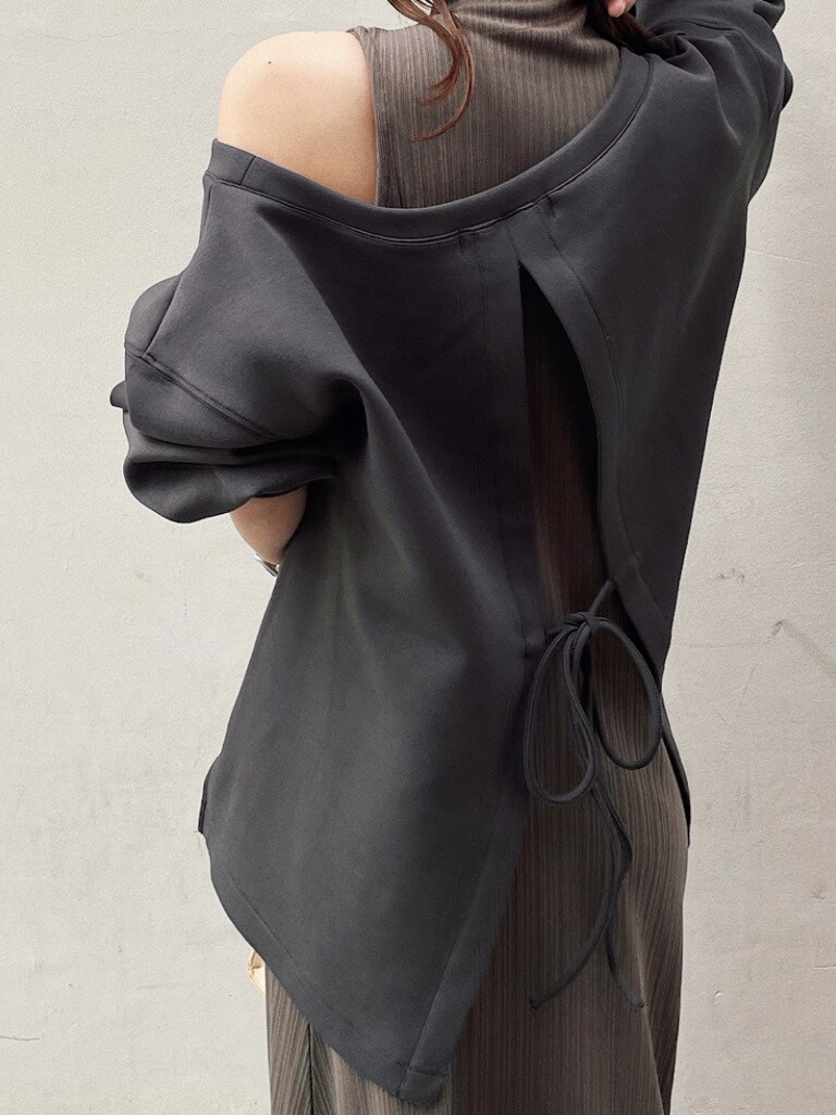 グレー系のワンピース、ベージュ系のサンダル、その他のパンプスを着用したレディースの冬コーディネートの2枚目の写真