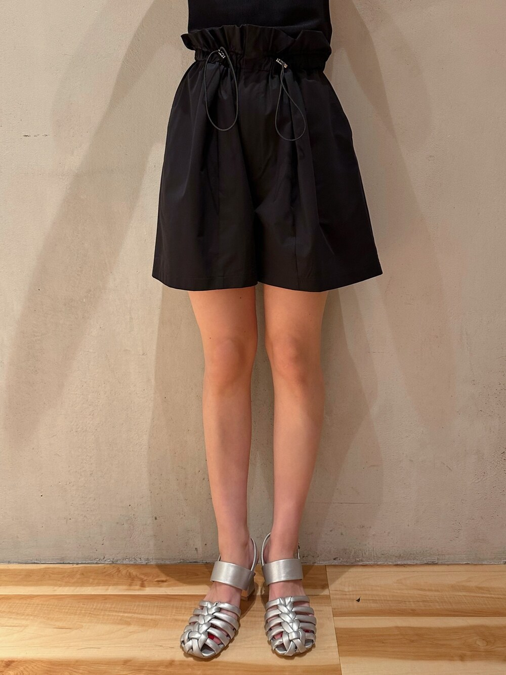 ブラック系のシャツ/ブラウス、ブラック系のその他パンツ、ブラック系のキャミソールを着用したレディースの冬コーディネートの7枚目の写真