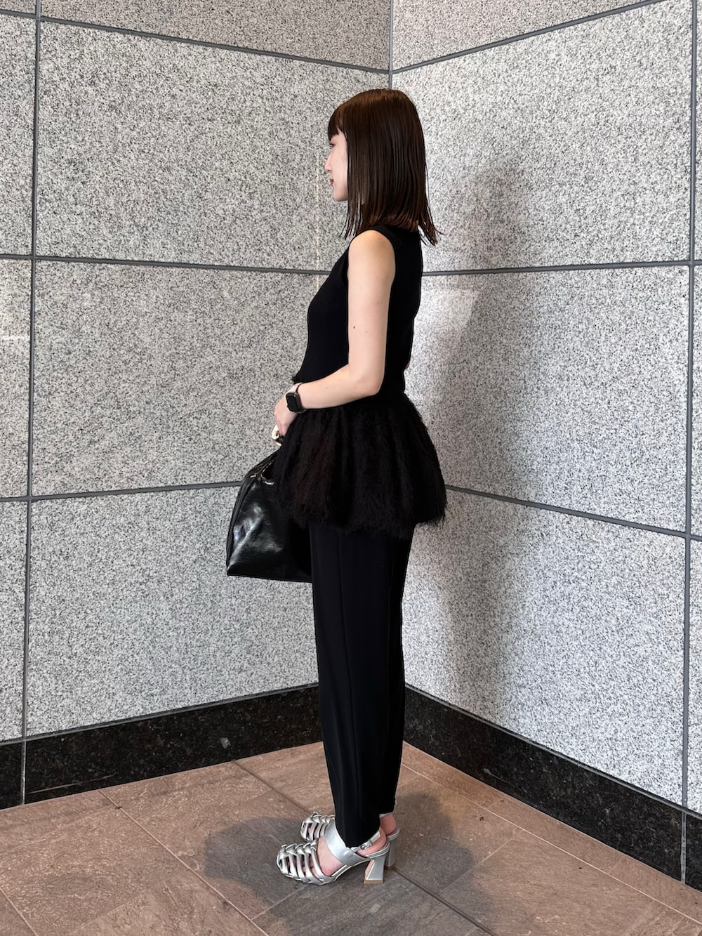 ブラック系のニット/セーター、シルバー系のサンダル、ブラック系のその他パンツを着用したレディースの夏コーディネートの6枚目の写真