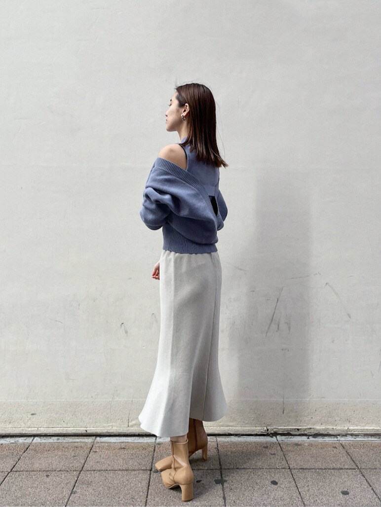 グレー系のスカート、ブルー系のニット/セーターを着用したレディースの冬コーディネートの5枚目の写真