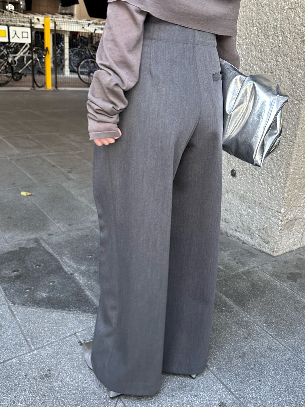 グレー系のニット/セーター、グレー系のその他パンツ、シルバー系のトートバッグを着用したレディースの夏コーディネートの8枚目の写真