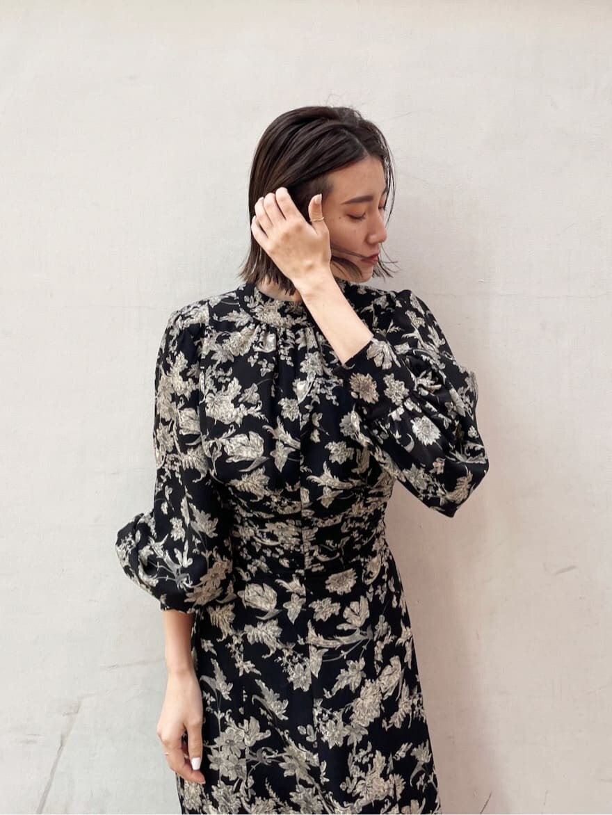 ブラック系のその他シューズ、ブラック系のワンピース、ベージュ系のカーディガン/ボレロを着用したレディースの秋コーディネートの3枚目の写真