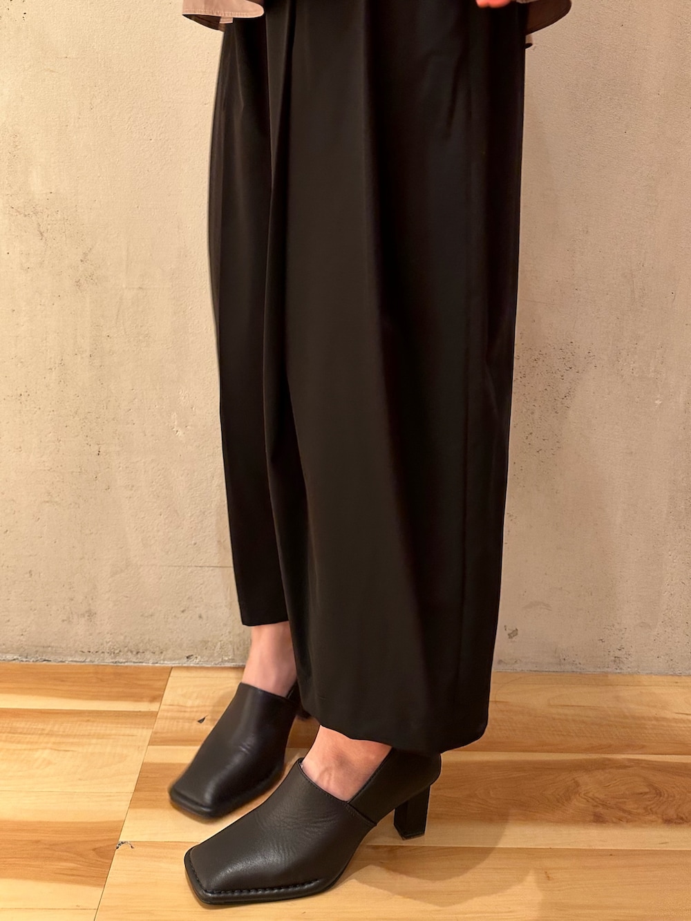 ベージュ系のシャツ/ブラウス、ブラック系のその他パンツ、ブラック系のパンプスを着用したレディースの春コーディネートの7枚目の写真