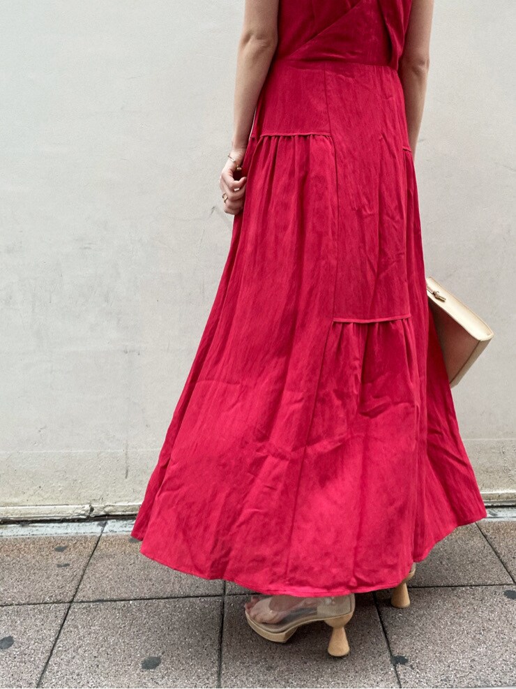 その他のパンプス、レッド系のワンピース、ベージュ系のテーラードジャケットを着用したレディースの春コーディネートの5枚目の写真