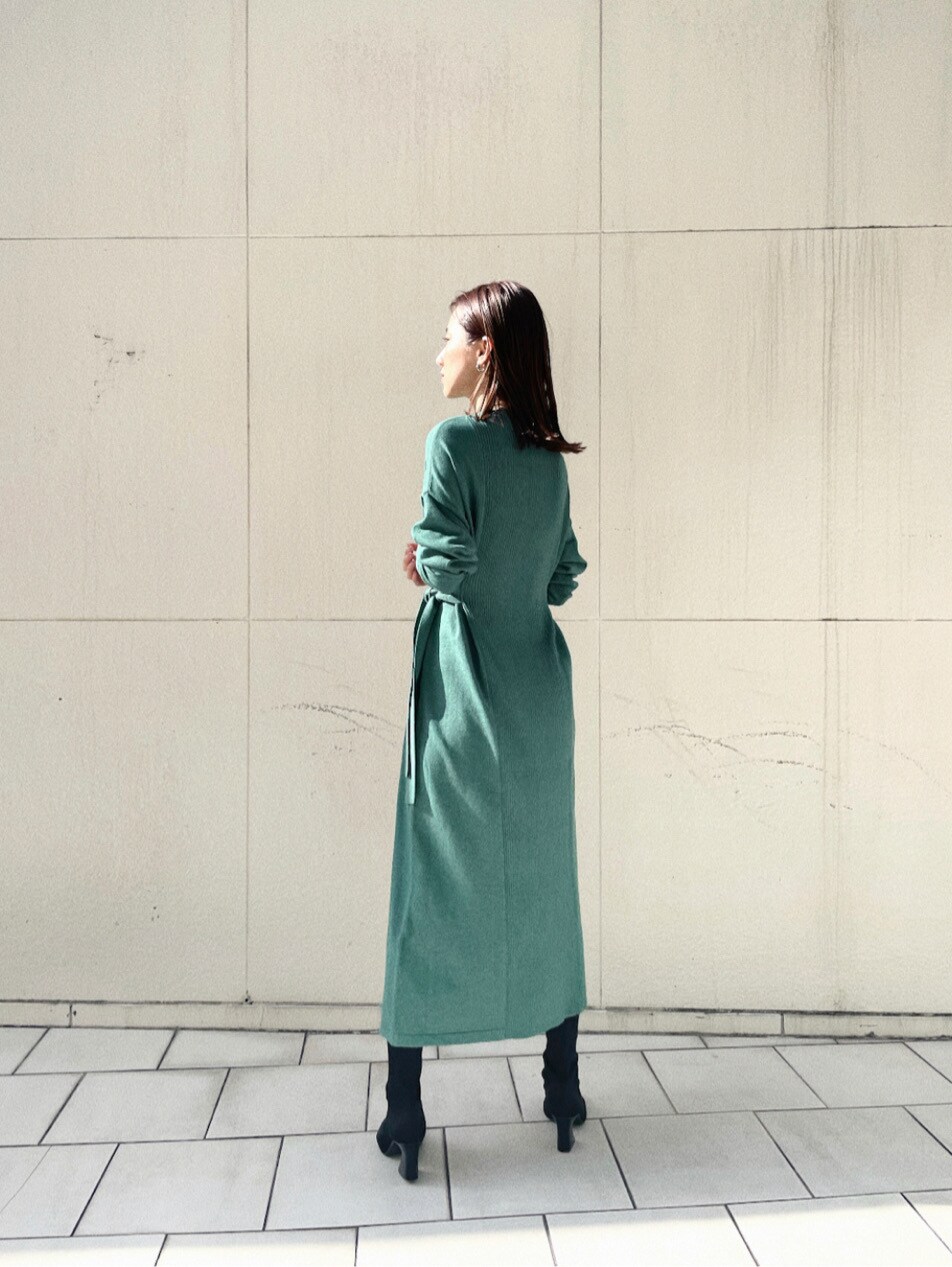 ベージュ系のその他アウター、グリーン系のワンピースを着用したレディースの冬コーディネートの2枚目の写真