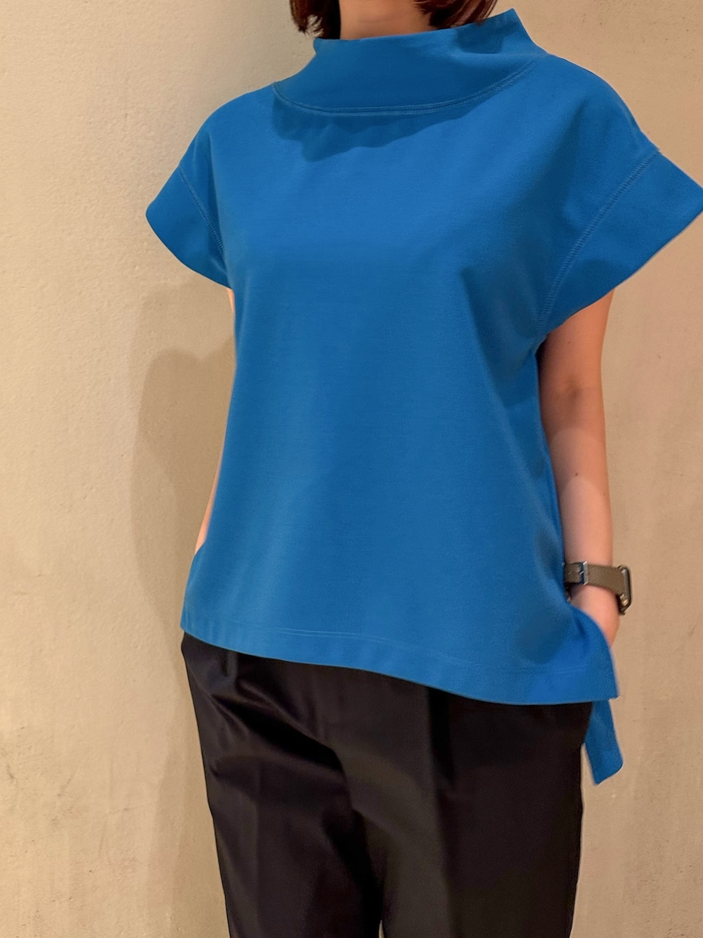 ブルー系のTシャツ/カットソー、ブルー系のその他パンツを着用したレディースの春コーディネートの3枚目の写真