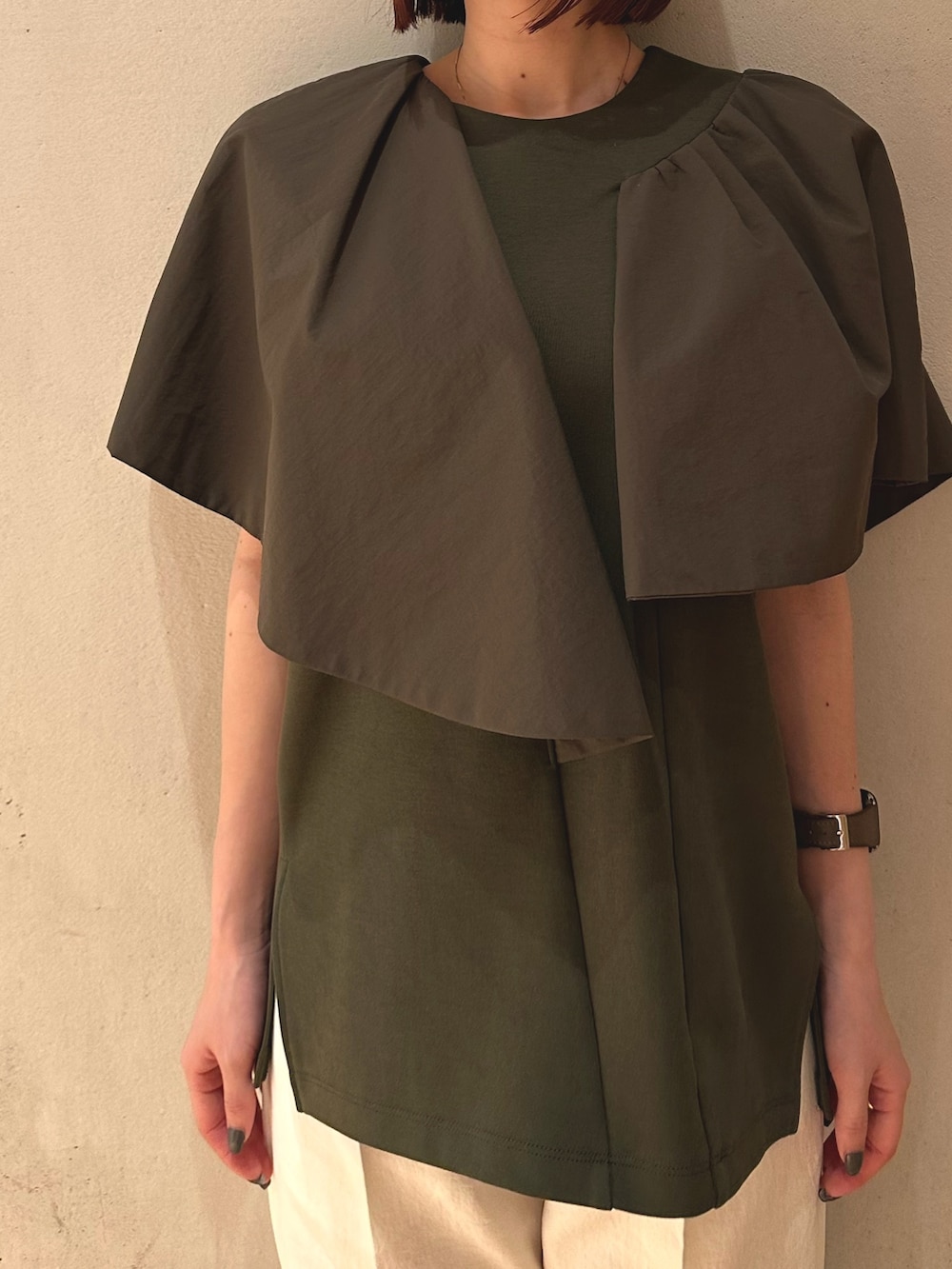 グリーン系のTシャツ/カットソー、ホワイト系のサンダル、ホワイト系のその他パンツを着用したレディースの春コーディネートの4枚目の写真