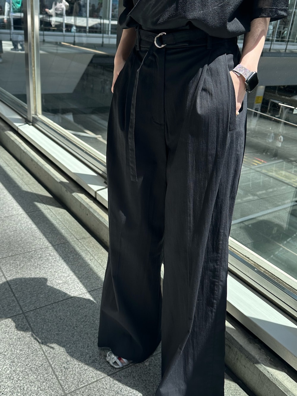 ブラック系のTシャツ/カットソー、ブラック系のその他パンツ、シルバー系のサンダルを着用したレディースの春コーディネートの7枚目の写真