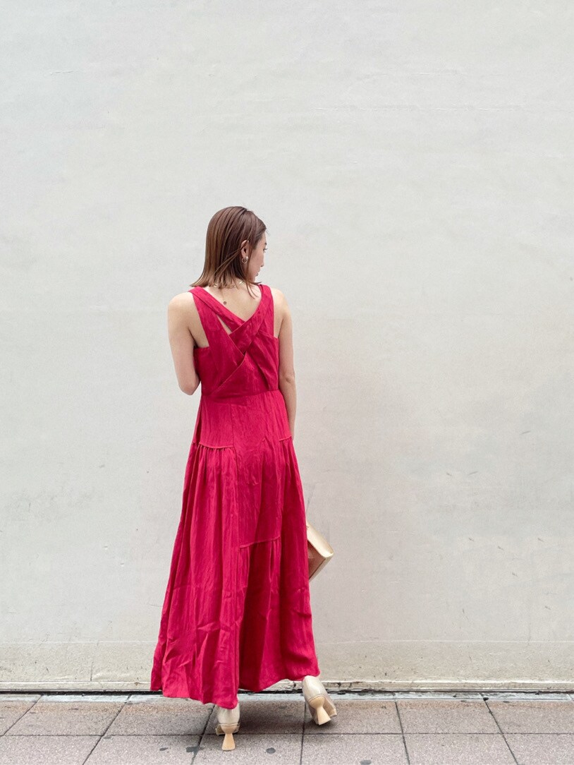 その他のパンプス、レッド系のワンピース、ベージュ系のテーラードジャケットを着用したレディースの春コーディネートの3枚目の写真