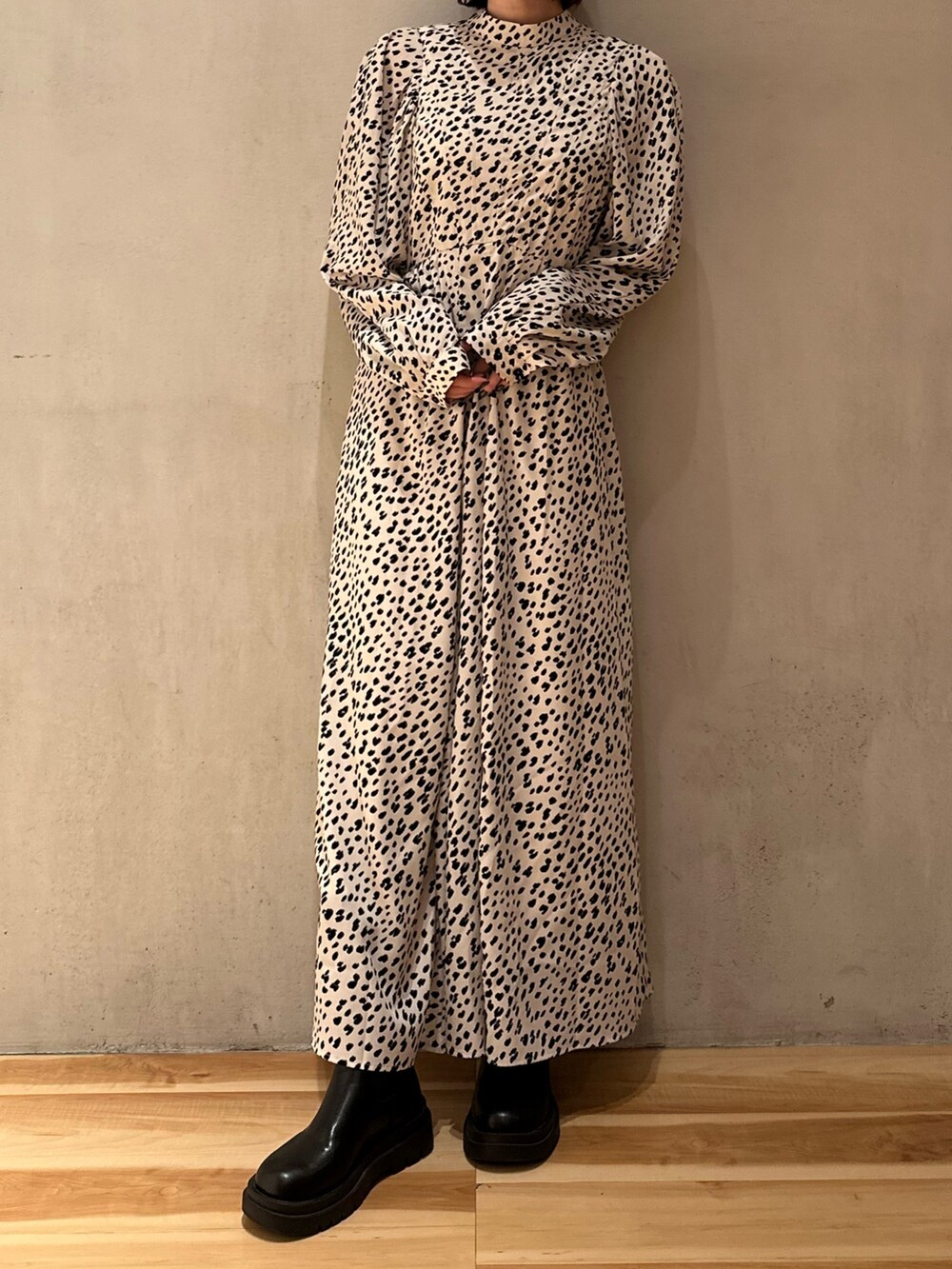 ベージュ系のブルゾン、その他のワンピースを着用したレディースの春コーディネートの6枚目の写真