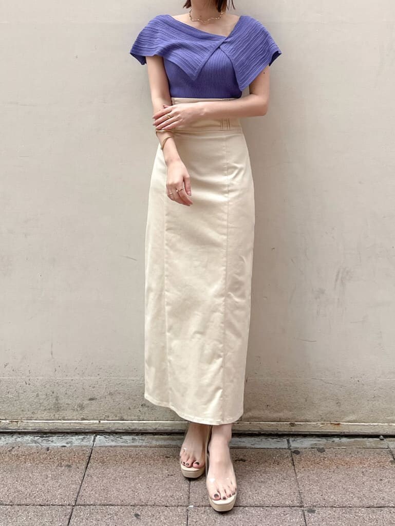 ホワイト系のスカート、その他のパンプス、パープル系のニット/セーターを着用したレディースの春コーディネートの2枚目の写真