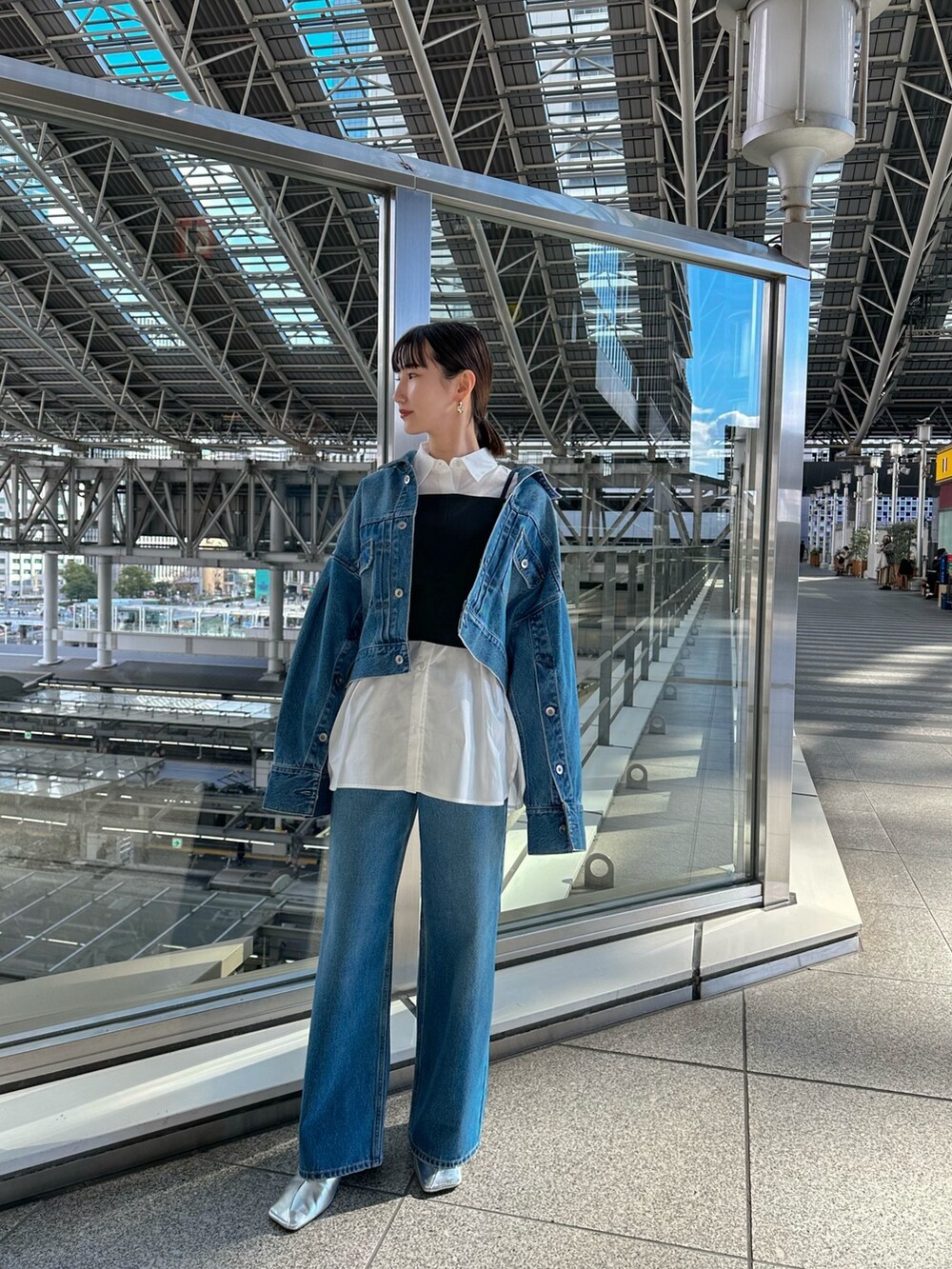 ブルー系のデニムジャケット、ブルー系のデニムパンツ、シルバー系のパンプスを着用したレディースの冬コーディネートの2枚目の写真