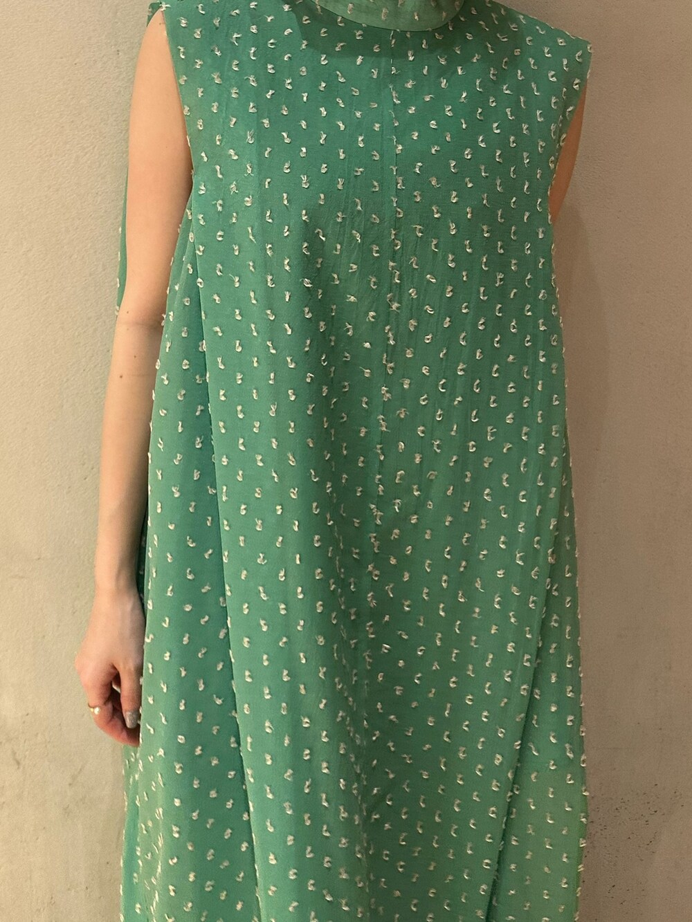 グリーン系のワンピース、ホワイト系のスニーカーを着用したレディースの夏コーディネートの4枚目の写真