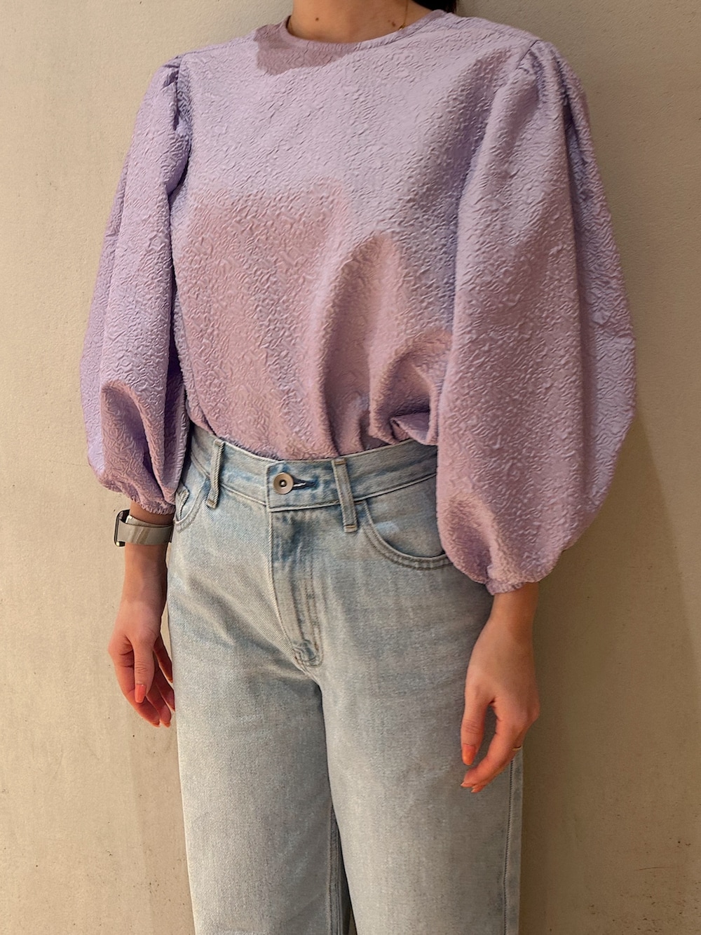 ブルー系のデニムパンツ、シルバー系のパンプス、パープル系のブルゾンを着用したレディースの冬コーディネートの4枚目の写真