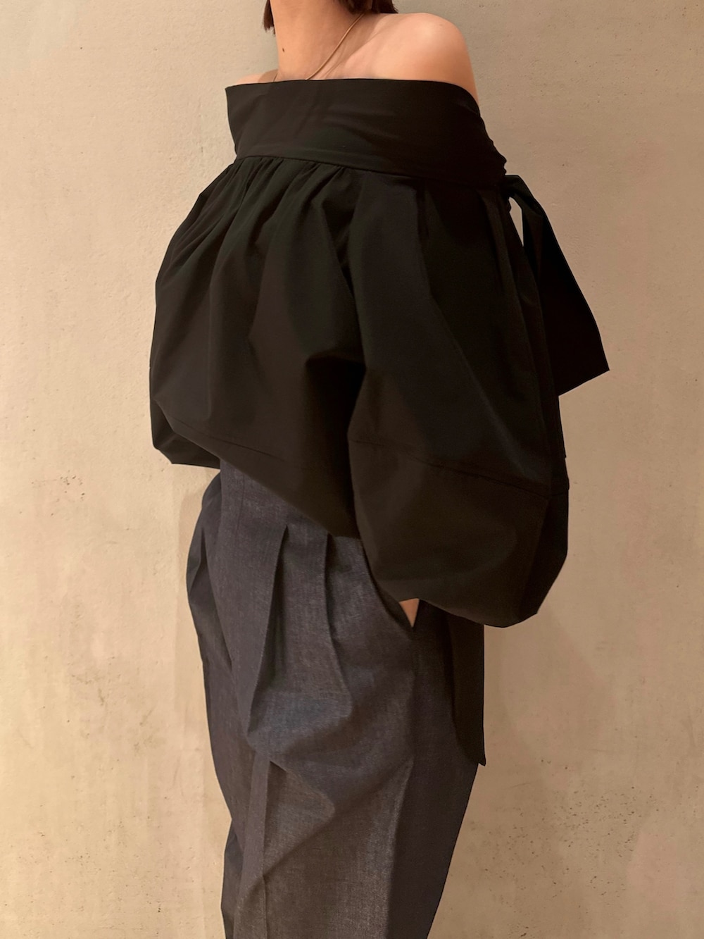 ブラック系のシャツ/ブラウス、ブルー系のその他パンツ、ホワイト系のサンダルを着用したレディースの冬コーディネートの5枚目の写真