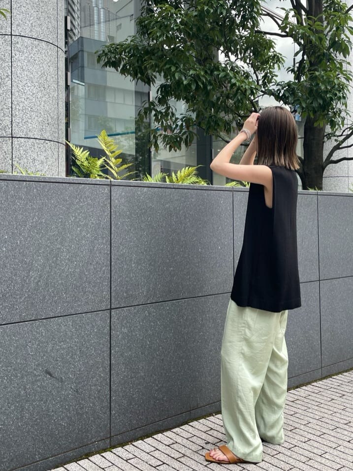グリーン系のその他パンツ、ブラック系のニット/セーター、シルバー系のネックレスを着用したレディースの夏コーディネートの7枚目の写真