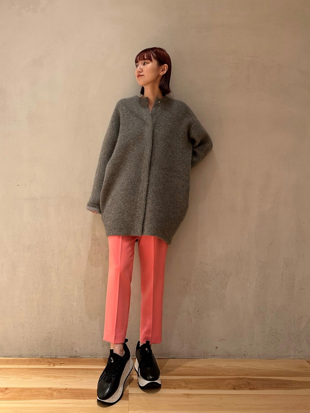 ホワイト系のシャツ/ブラウス、ピンク系のその他パンツ、ブラック系のスニーカーを着用したレディースの秋コーディネートの2枚目の写真