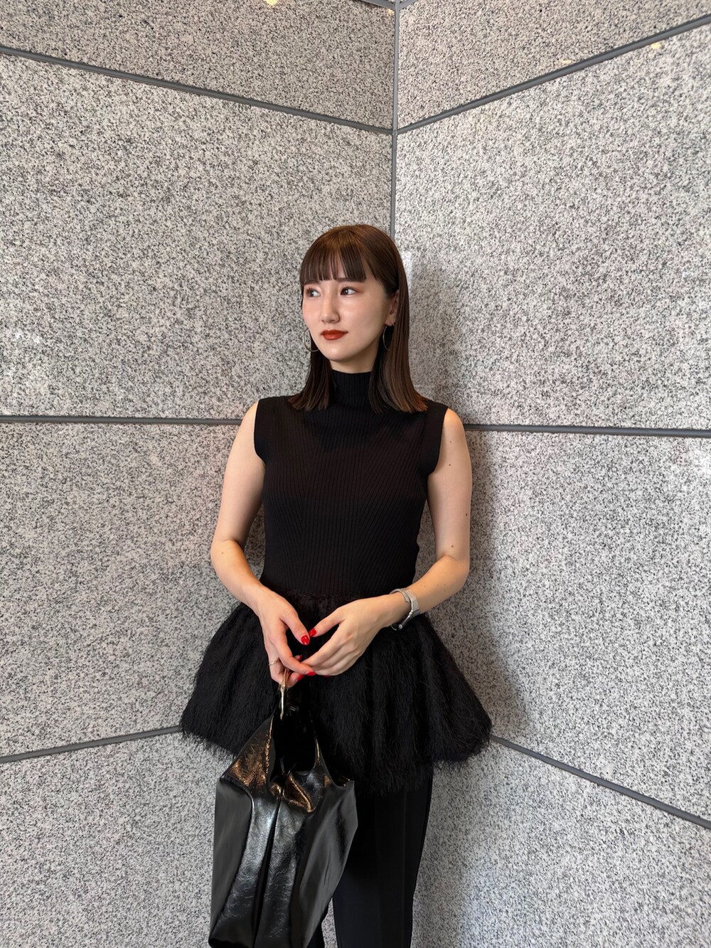 ブラック系のニット/セーター、シルバー系のサンダル、ブラック系のその他パンツを着用したレディースの夏コーディネートの4枚目の写真