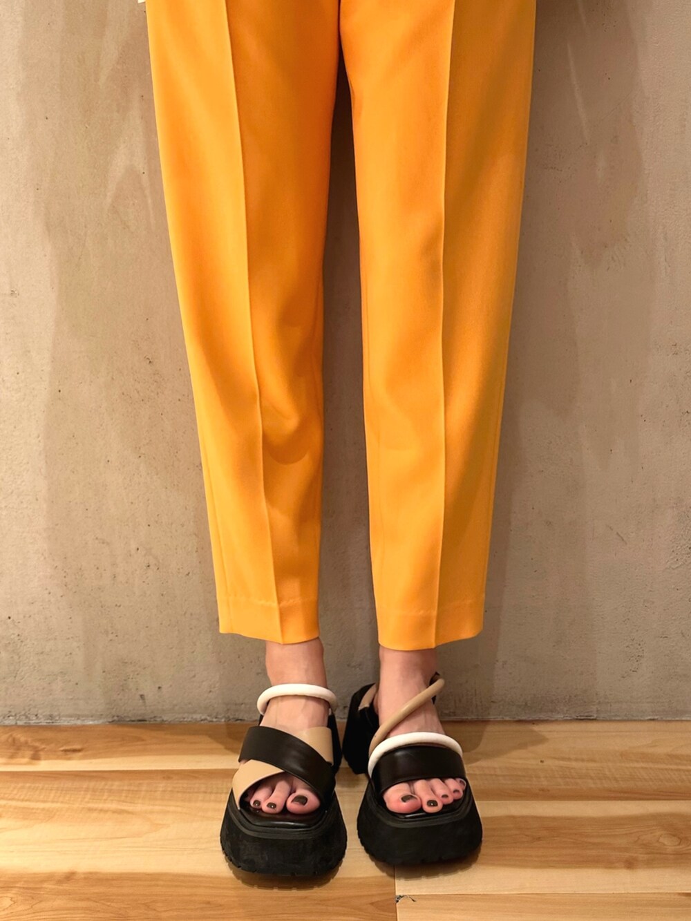 ホワイト系のシャツ/ブラウス、オレンジ系のその他パンツ、その他のサンダルを着用したレディースの冬コーディネートの7枚目の写真