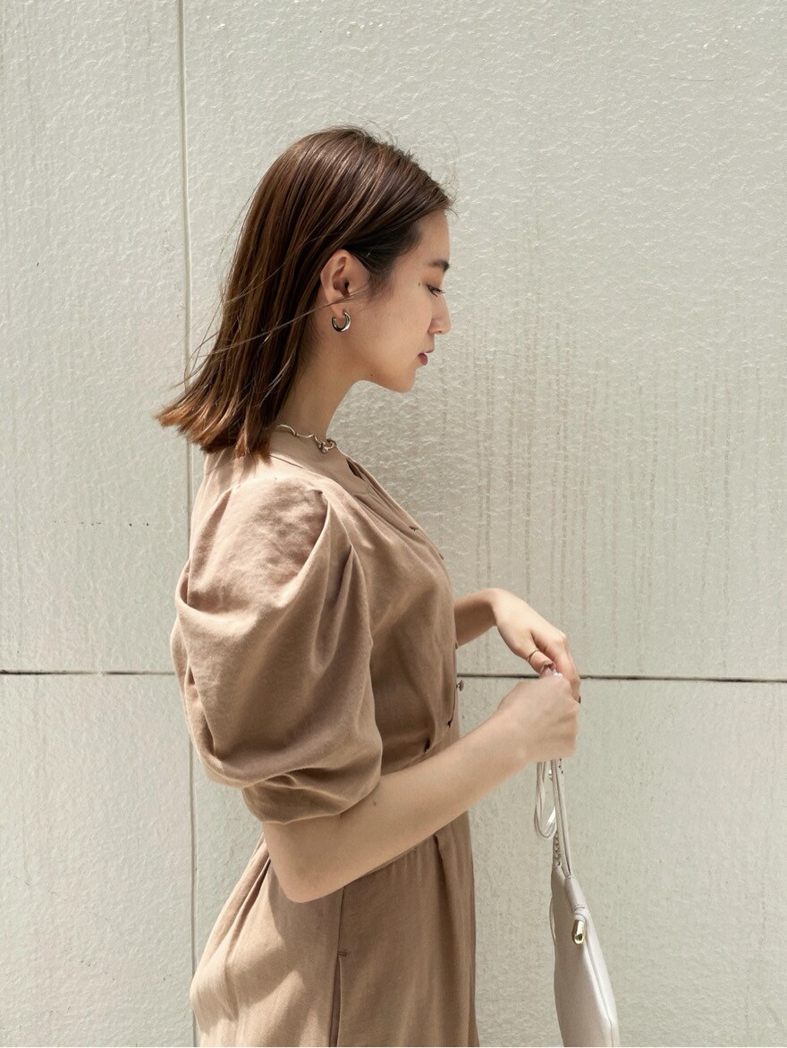 その他のその他シューズ、ホワイト系のショルダーバッグ、ベージュ系のワンピースを着用したレディースの春コーディネートの5枚目の写真