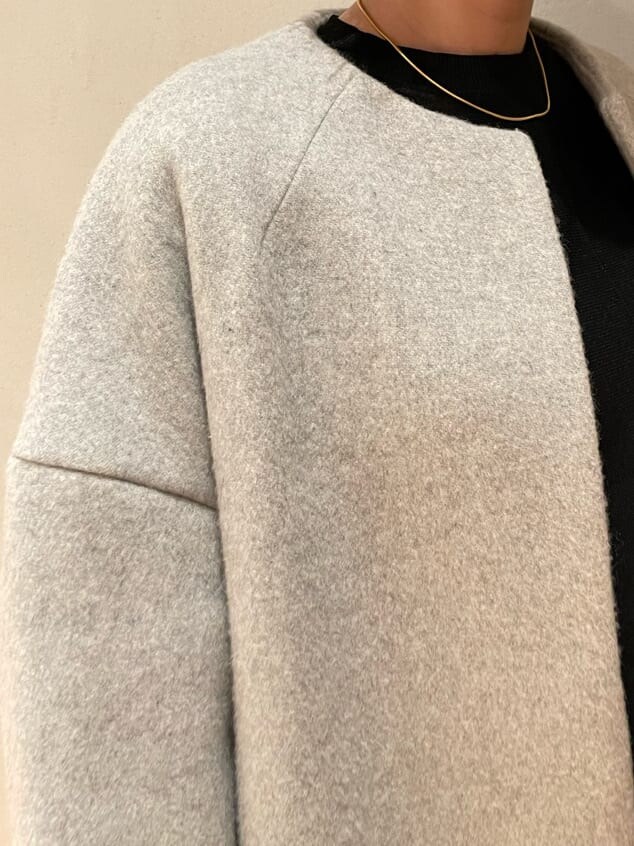ブラック系のニット/セーター、ピンク系のその他パンツ、グレー系のその他アウターを着用したレディースの秋コーディネートの9枚目の写真