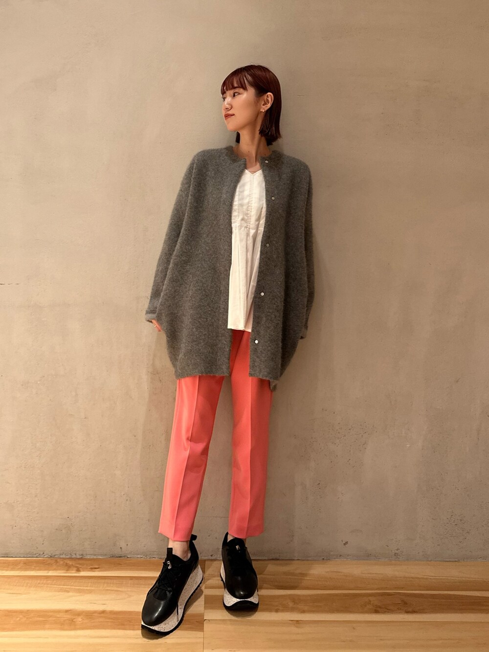 ホワイト系のシャツ/ブラウス、ピンク系のその他パンツ、ブラック系のスニーカーを着用したレディースの秋コーディネートの3枚目の写真