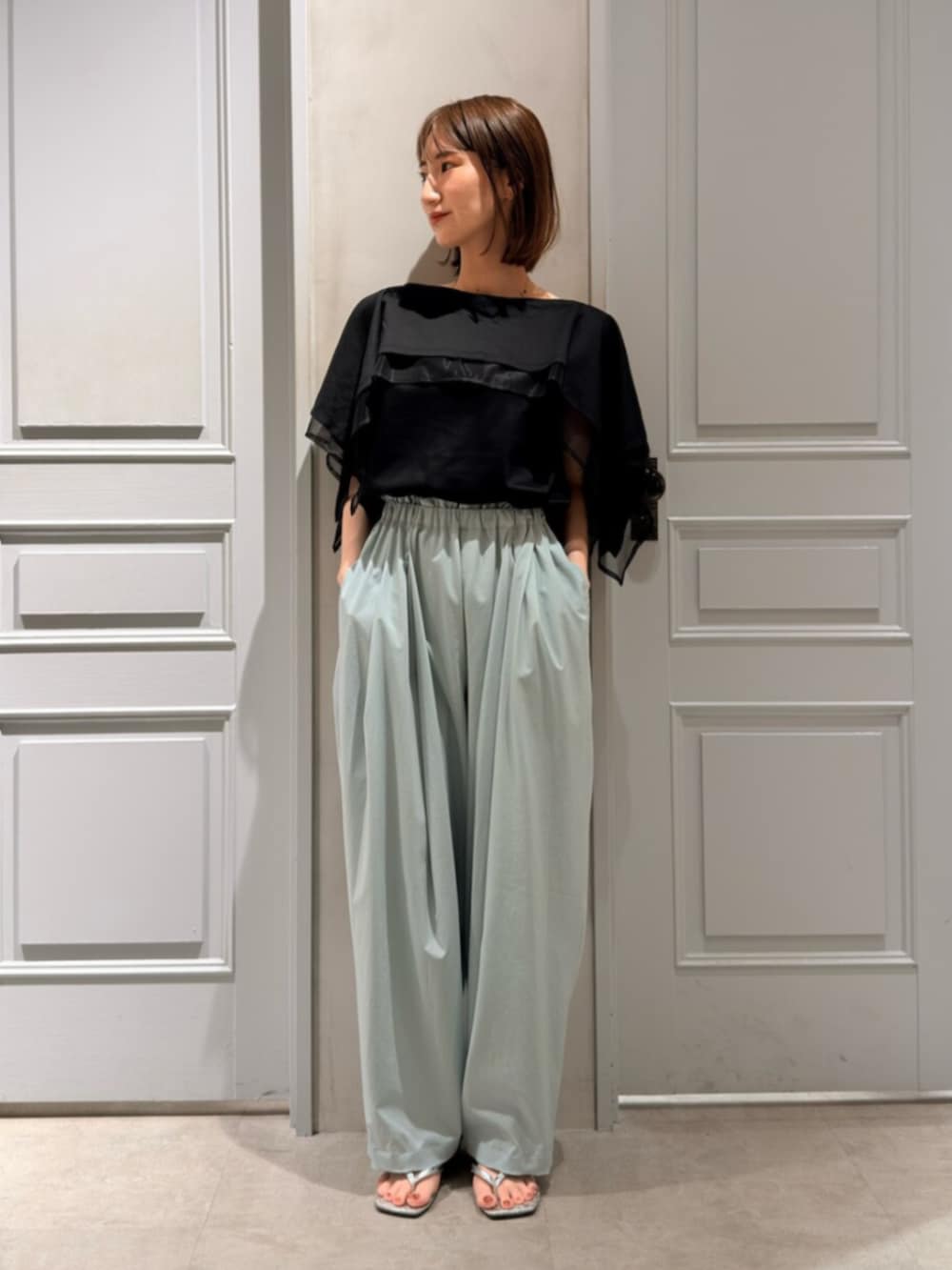 ピンク系のその他パンツ、ブラック系のTシャツ/カットソーを着用したレディースの夏コーディネートの2枚目の写真